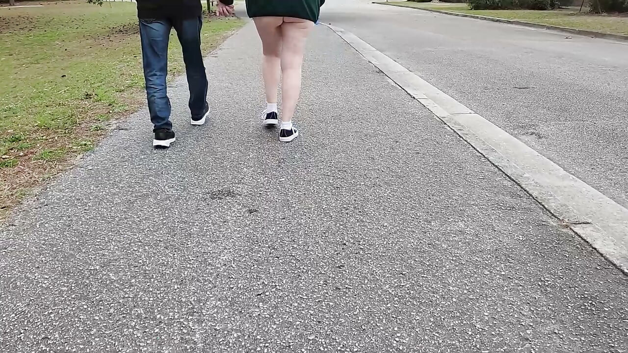 Gorąca milf BBW spaceruje po parku z jej tyłek wiszące! Daje nieznajomemu głowę!