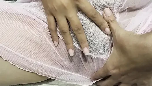 Tante sange lagi asik masturbasi pakai jilbab