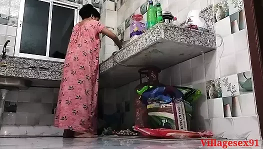Местную деревенскую жену дези трахнули на кухне (официальное видео)