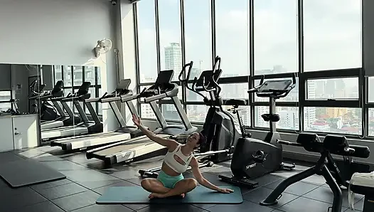 Spor salonunda minik götlü şortlu yoga