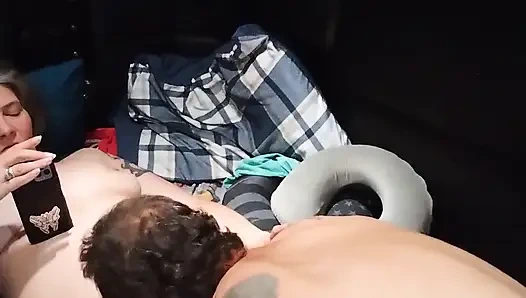 Атласная дама получает орал и больше от Jrock, как она читает ее эротическую книгу на ее телефон