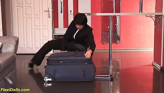 Echte milf flexi-puppe gedehnt und bezeugt