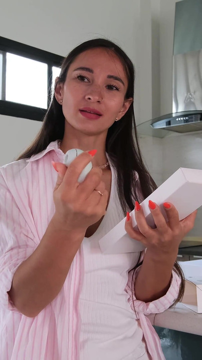 Mở hộp và thử nghiệm cho đồ chơi siêu mới trên bàn bếp