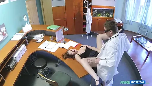 Fake hospital - çarpıcı kızıl saçlı Helen sert seks yapmadan önce hastane ofisinde iş güvenliği için sakso çekiyor