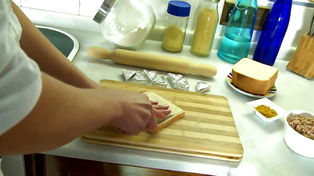 अच्छे स्तनों और सुनहरे बालों वाली सेक्सी की रसोई में चुदाई