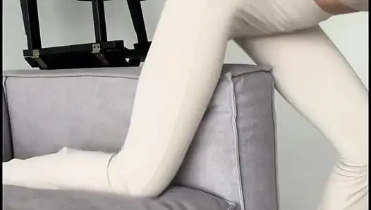 Yoga rumah yang sempurna - pantat dengan legging ketat - dewi seksi