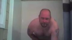 Lelaki Georgia yang cantik mandi.