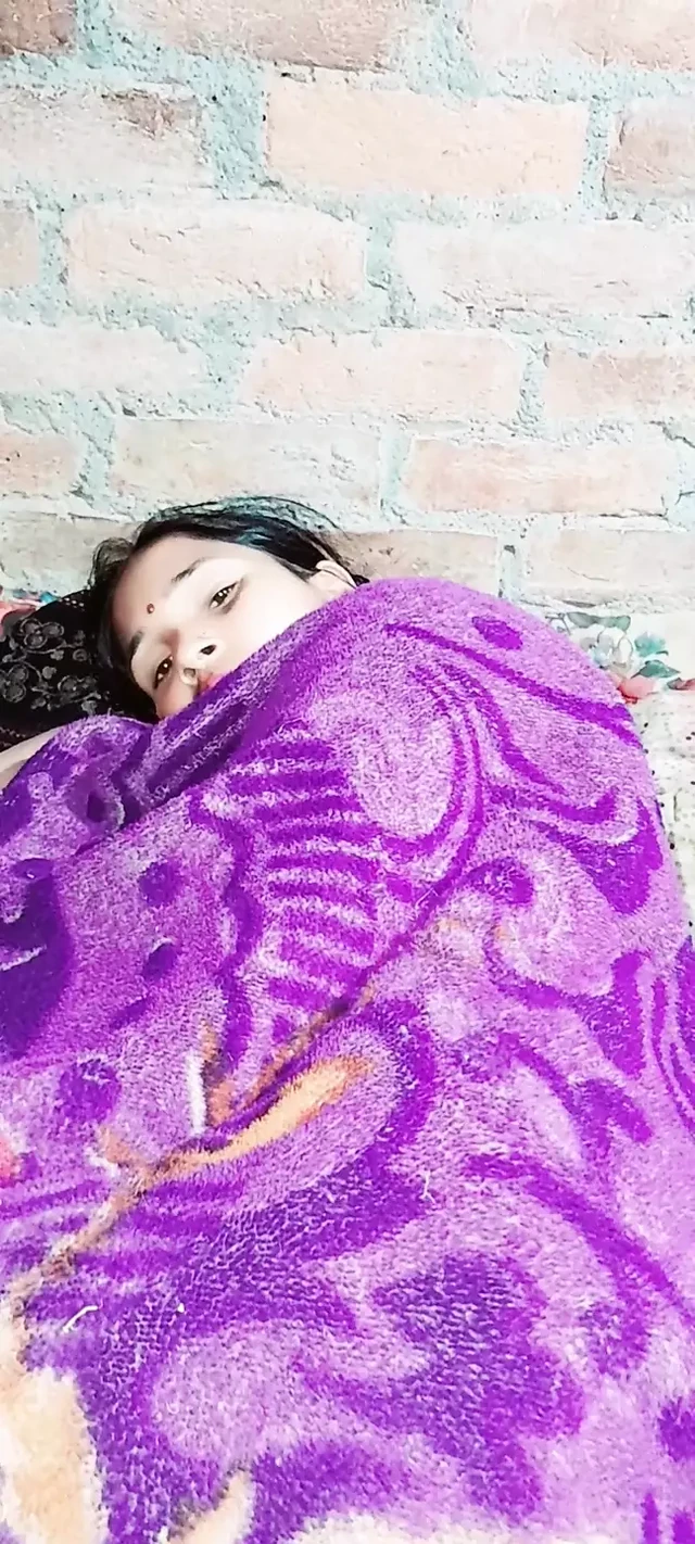 Boyfriend Fucking virgin indian desi bhabhi pussy is hard