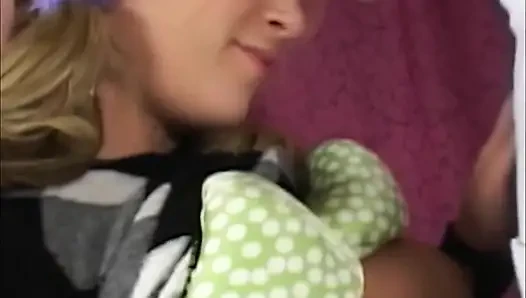 Cewek rambut pirang lagi asik ngentot sama cewek kulit putih raksasa