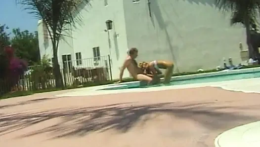 Heißer Pool-Sex in weißen Panties