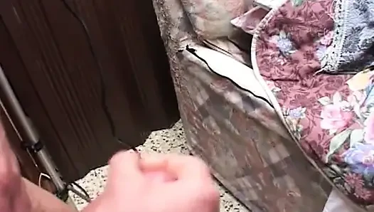Брюнетку захлопнули два твердых члена в любительском видео