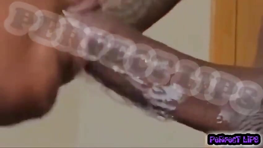 מציצה רטובה וחדירה עמוקה עד שהוא גומר! בשפתיים מושלמות