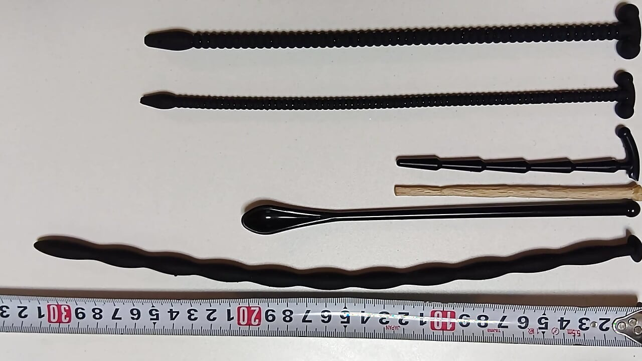 Introducerea unui corp străin în uretra. Țâțe de 30 cm, întindere de curele, masturbare.