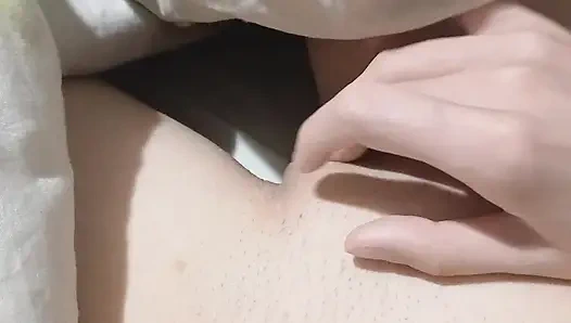 Geceleri üvey kız kardeşimin yanında yorganın altında riskli bir şekilde mastürbasyon yapıyorum