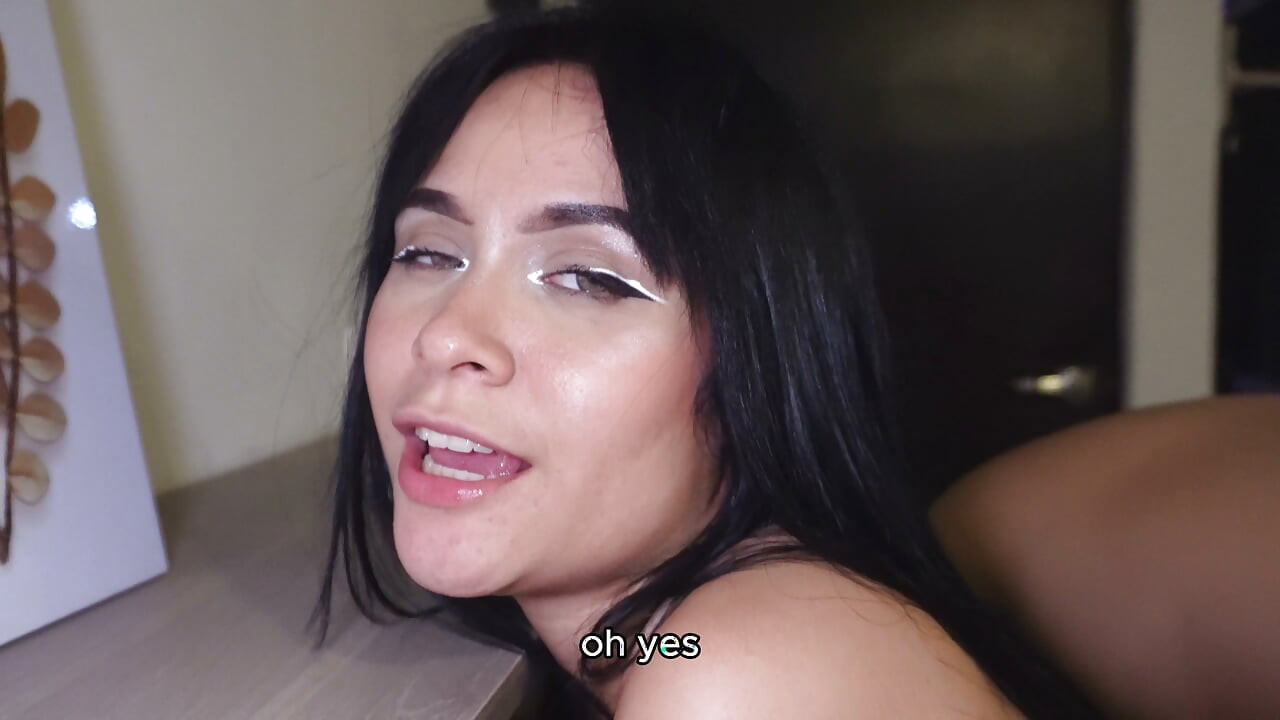 18-year-old Colombian with a big ass has sex with the delivery guy without a condom. full HD porn- homemade - Latina