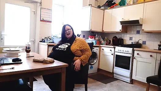 İri güzel kadın ssbbw fantezi yeme ve vücut büyümesi