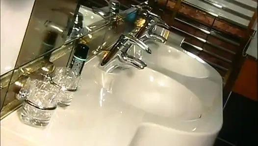 Sarışın kız ıslak ve sıkı amcığını gösteriyor