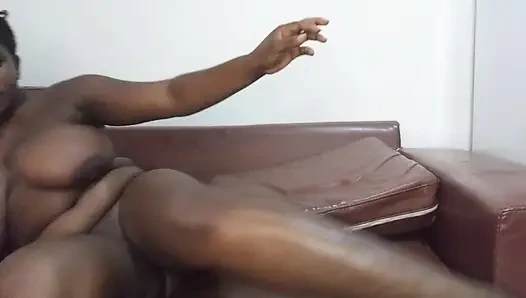 Sikişmen için kanepede amcığını aç.