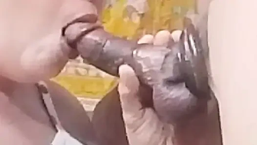 sie lutscht meinen schwanz so befriedigt, dass ich tolle lutscherin fühle