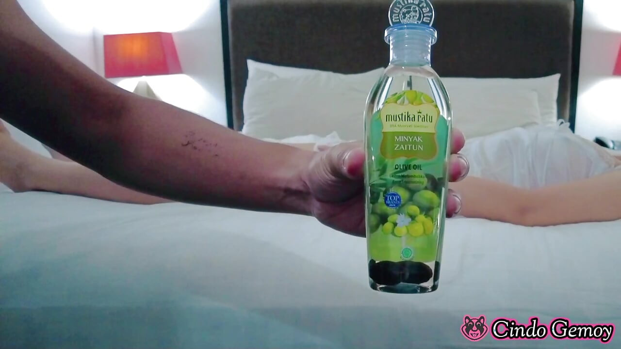 Latest Indo - Very Beautiful Female Student Desperate Masseuse Prank To Crot In Her Legit