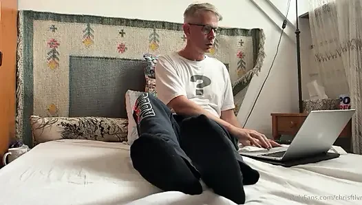 2 hours live wank and cum on foot