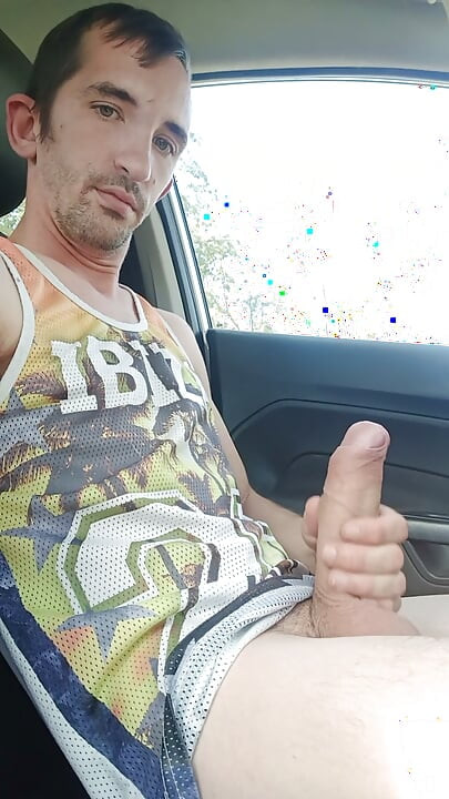 בחור צעיר גומר את הדיק הגדול שלו במכונית
