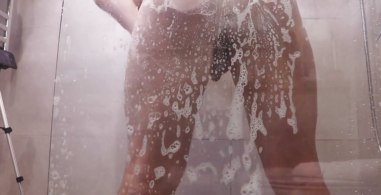 Gay sexy dans la salle de bain