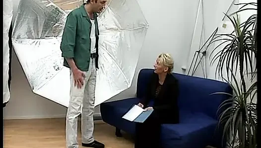 Yarağa aç Alman orta yaşlı seksi kadın yüze boşalmadan önce sert sikiliyor
