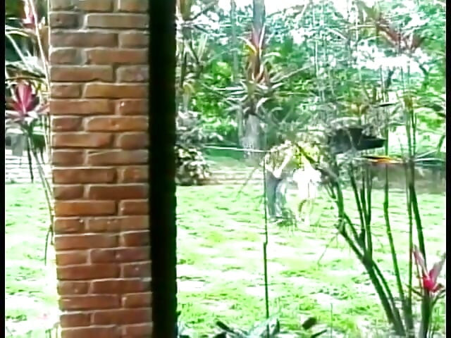 Si jalang blonde seksi dikongkek dan dijilat di atas lantai di luar