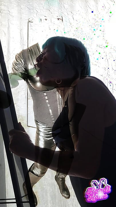 Super sexig sissy slampa Kandi svänger sin kuk i sin svarta latex och stövlar PMV