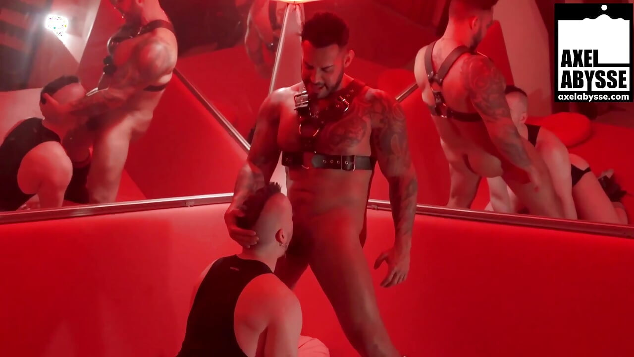 Axel Abysse göt deliği baskın hunk viktor rom tarafından dirseğine yumruk sokuyor