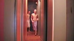81 trio seksfeestje met twinks in een openbare sauna