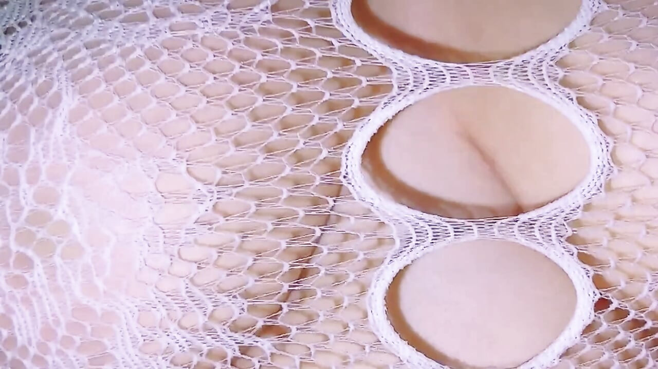 Une infirmière PAWG aux seins énormes aide un patient à résoudre son problème de bite