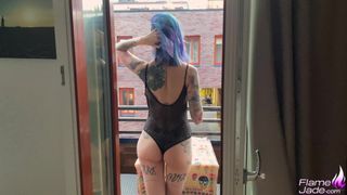 Mooie babe diep zuigen en openbaar neuken op balkon