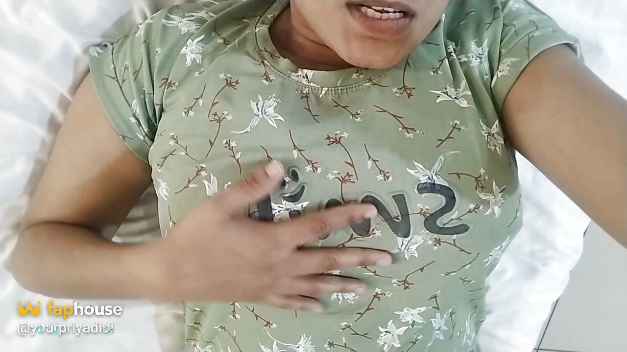 Une demi-sœur se fait doigter la chatte par son demi-frère, puis la baise rapidement, audio en hindi