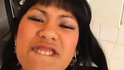 Симпатичная азиатская девушка сосет большой черный член и трахается на кухне