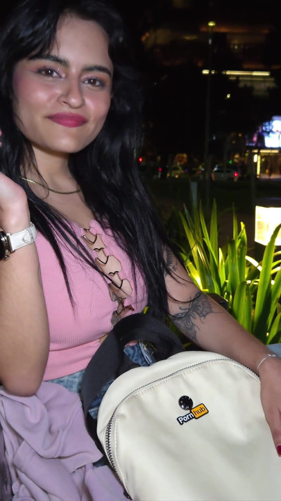 Drague Amateur En Public: Une Fan Latina Avec Un Sac À Dos Pornhub Taille Une Pipe Profonde Et Reçoit Un Creampie Brut