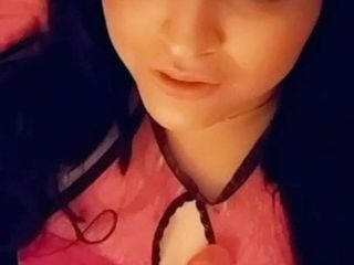 Menina latina sexy com vibrador - rosas cor de rosa