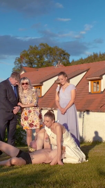 BRIDE4K。セクシーなブロンド花嫁との結婚式セックス、ドギングとワックスプレイ |クリップ2