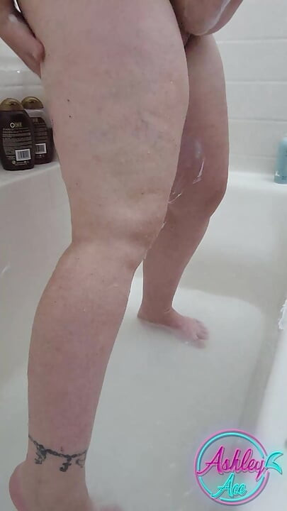 Ashley Ace Shaves Her Legs - No-shave November 2023