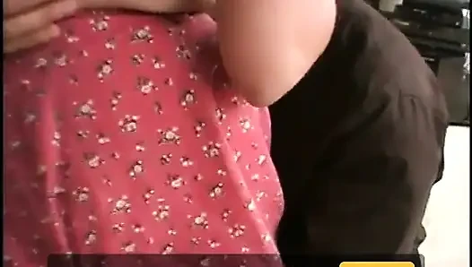 Pelacur vixen mengisap kontol ketika disetubuhi pada saat yang sama