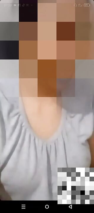 pokazuje swoje duże naturalne piersi podczas rozmowy wideo