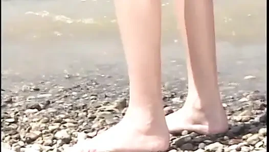 Gadis remaja saling ngentot pakai dildo di pantai