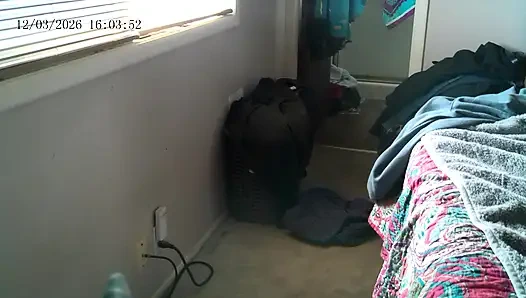 Yavru kediyi domalıyor