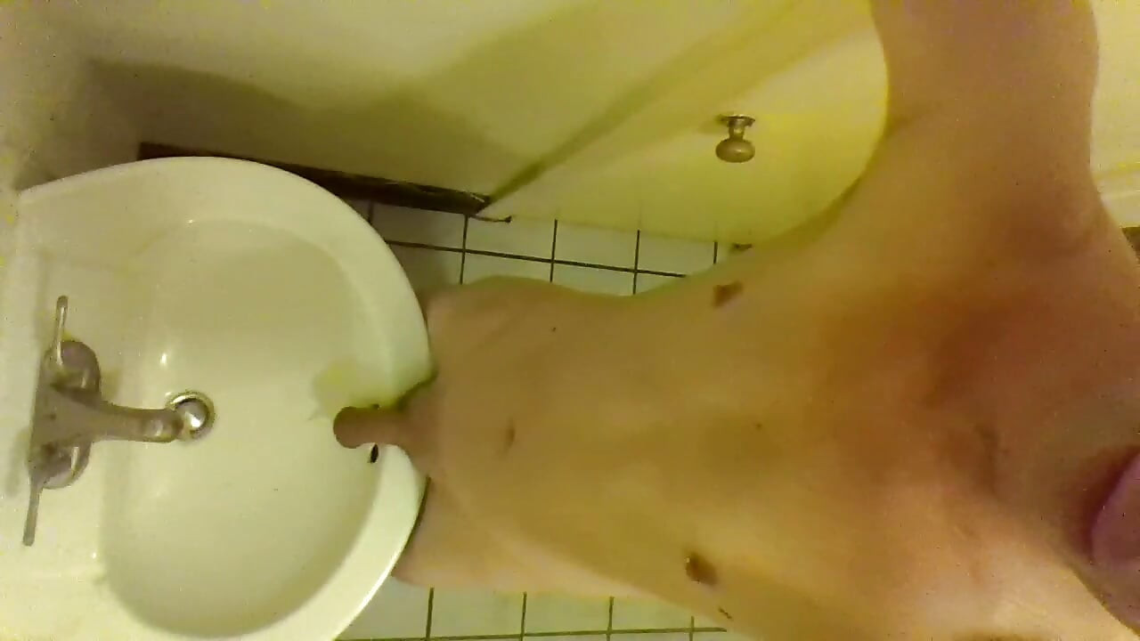Precumming, flatulence y orinar en un fregadero