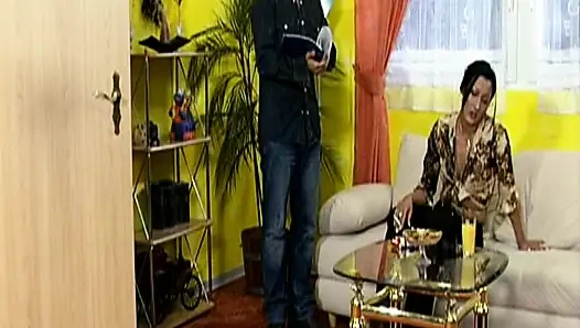 Deutsche MILF mit behaarter brünetter busch wird anal gefickt