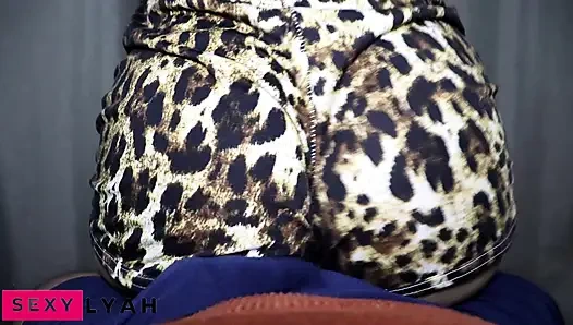 Seksi leopar şortlu bakış açısı mastürbasyon kucak dansı