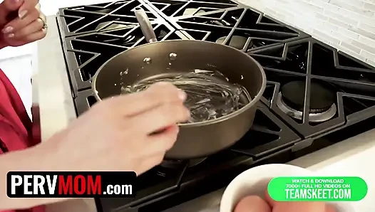 PervMom - жаждущая члена мачеха сосет сочный ван пасынка и глотает его сперму за завтраком
