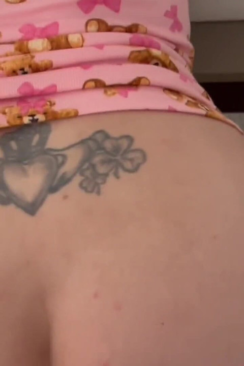 Fată grasă albă cu cur perfect Lotuss Queeen are parte de lovituri pe spate și o ejaculare facială în timpul vacanței