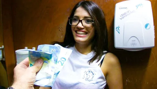 Une jeune adolescente latina menue payée cash dans les toilettes de la bibliothèque, POV